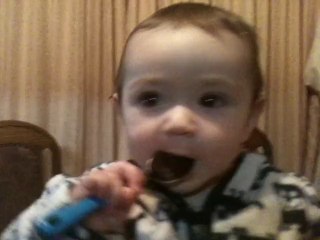 Michelle jugando con una cuchara y una taza