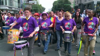 Parada Gay atrai milhares na Cidade do México