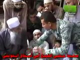 عسكري يقبل يد الشيخ ابى اسحاق الحويني