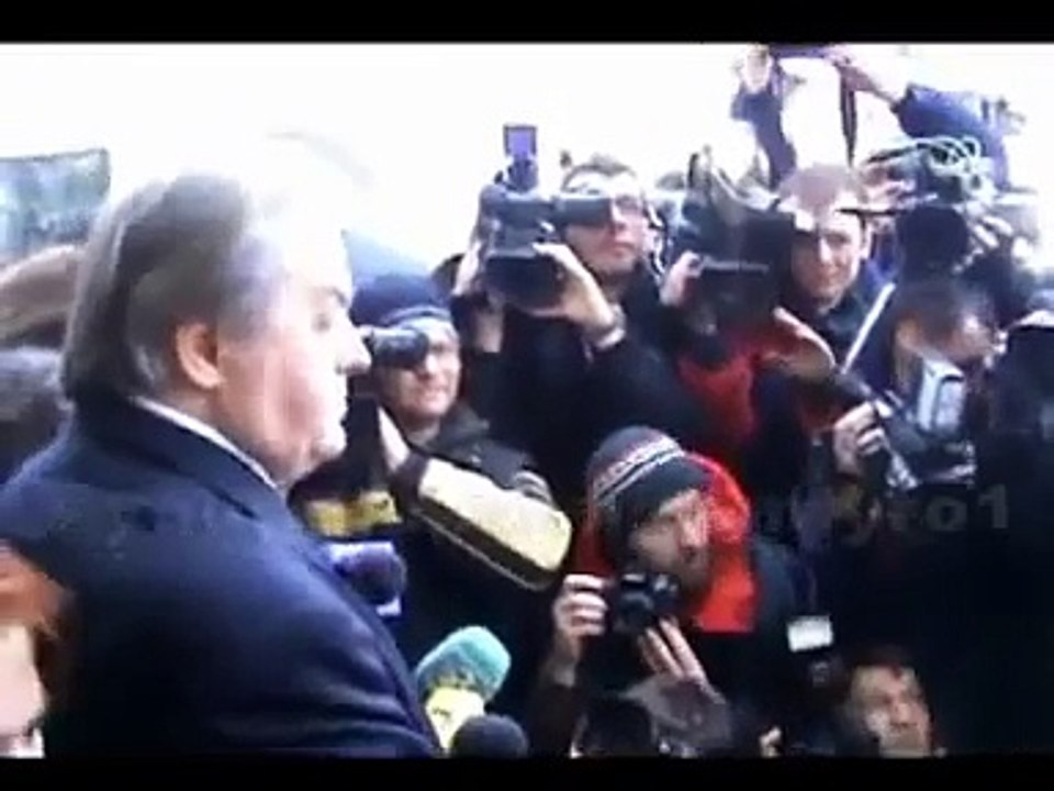 Vadim Tudor arunca cu apa din pahar (necenzurat)