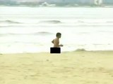 Homem nu é surpreendido por policiais em praia de Caraguatatuba (SP)