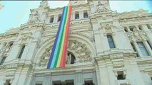 La bandera arcoíris engalana el Ayuntamiento de Madrid