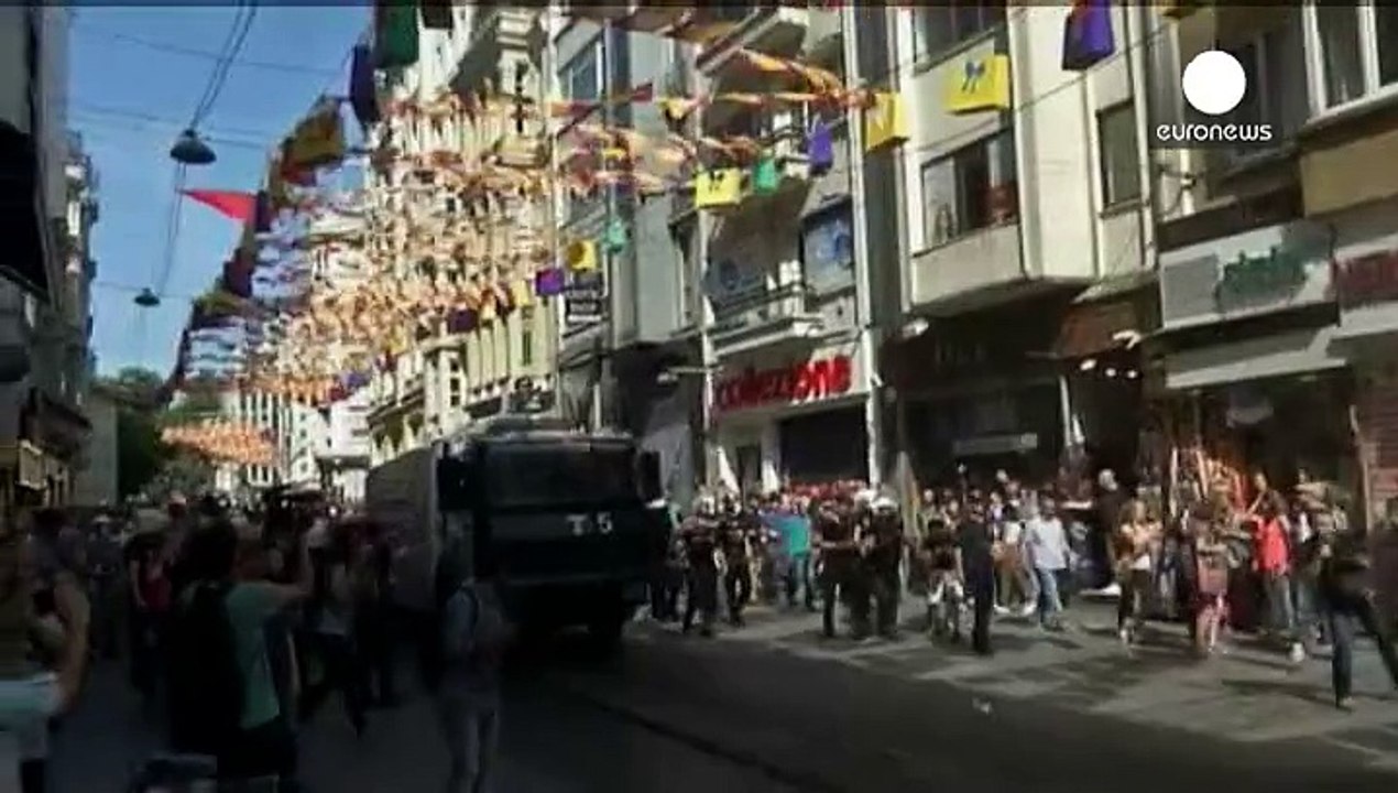Turquie : canons à eau contre drapeaux arc-en-ciel