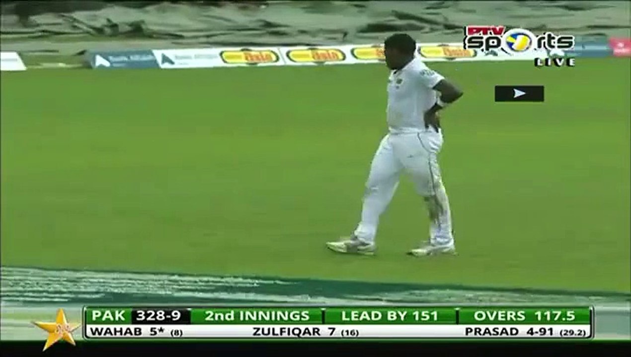 Wahab Riaz bats with broken hand