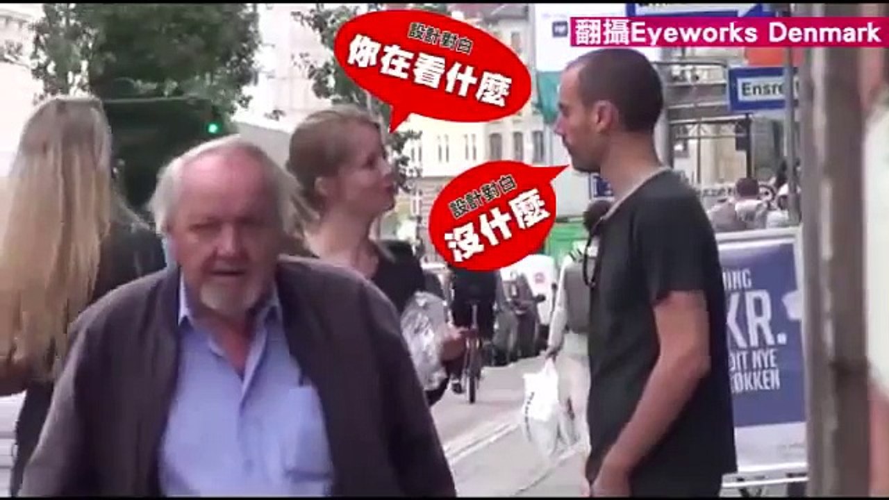 裸乳彩繪路邊卸妝 金髮帥哥盯著笑--蘋果日報 20140707