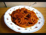 Espaguetis con tomate, chorizo  y cebolla. Receta. Cocinar
