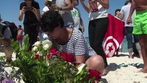 Tunisiens et touristes se recueillent sur le lieu de l'attaque