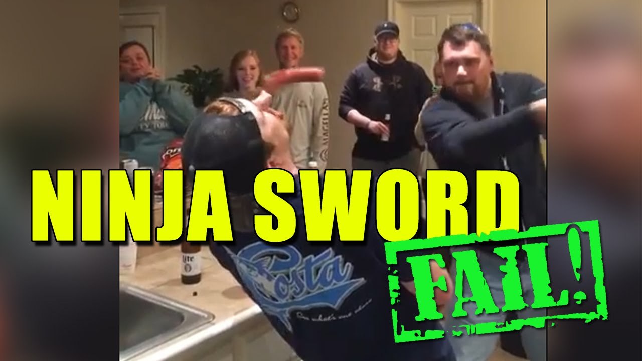 Un idiot ivre joue avec un sabre et coupe le nez de son ami ... FAIL !