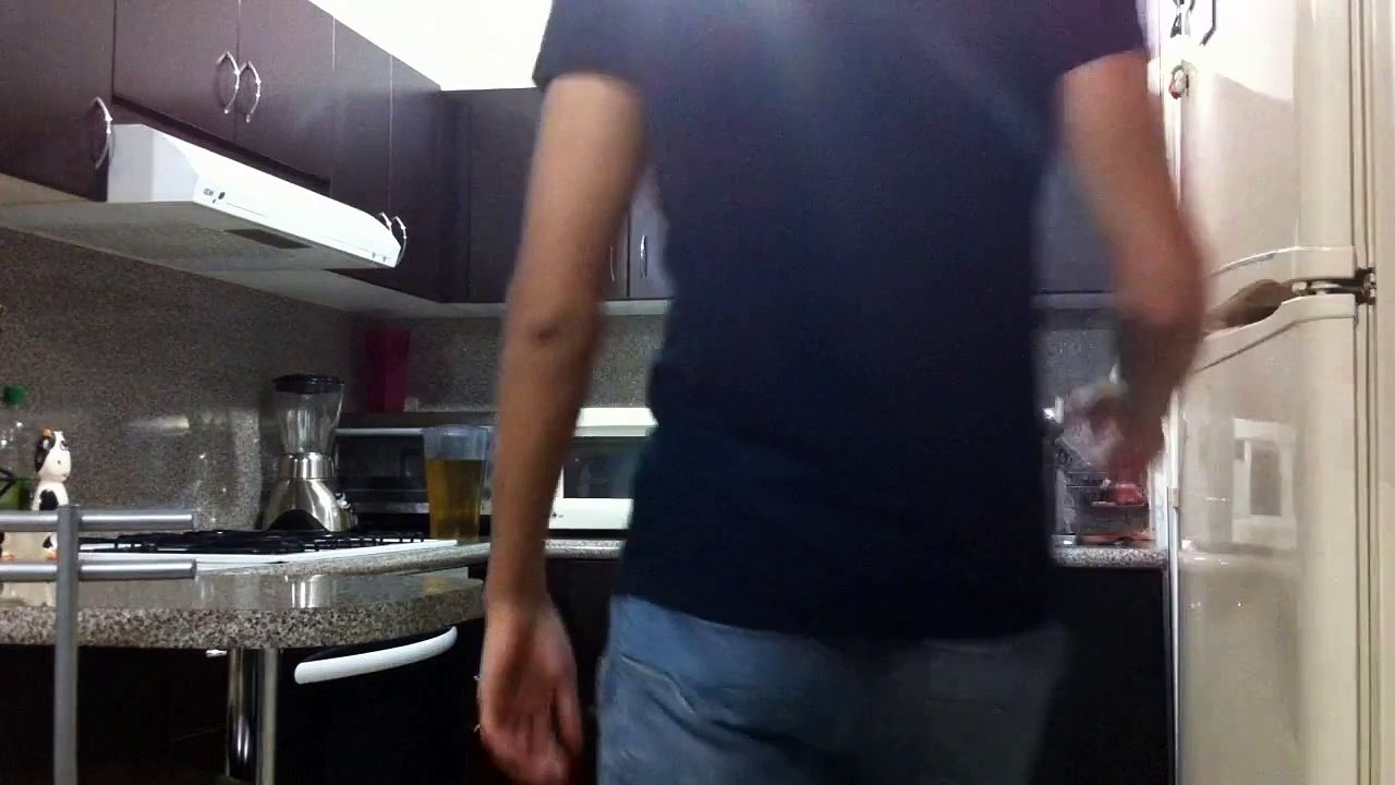 Broma del chavo en el refrigerador | bromas pesadas a mujeres,  videos de risa, sustos a dormidos