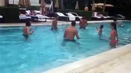 بيرلو و فان بيرسي ( على الطاير ) في حمام السباحة