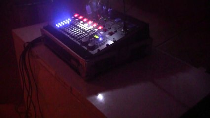 Realizando pruebas y grabacion de escenas de iluminacion mediante mesa DMX.