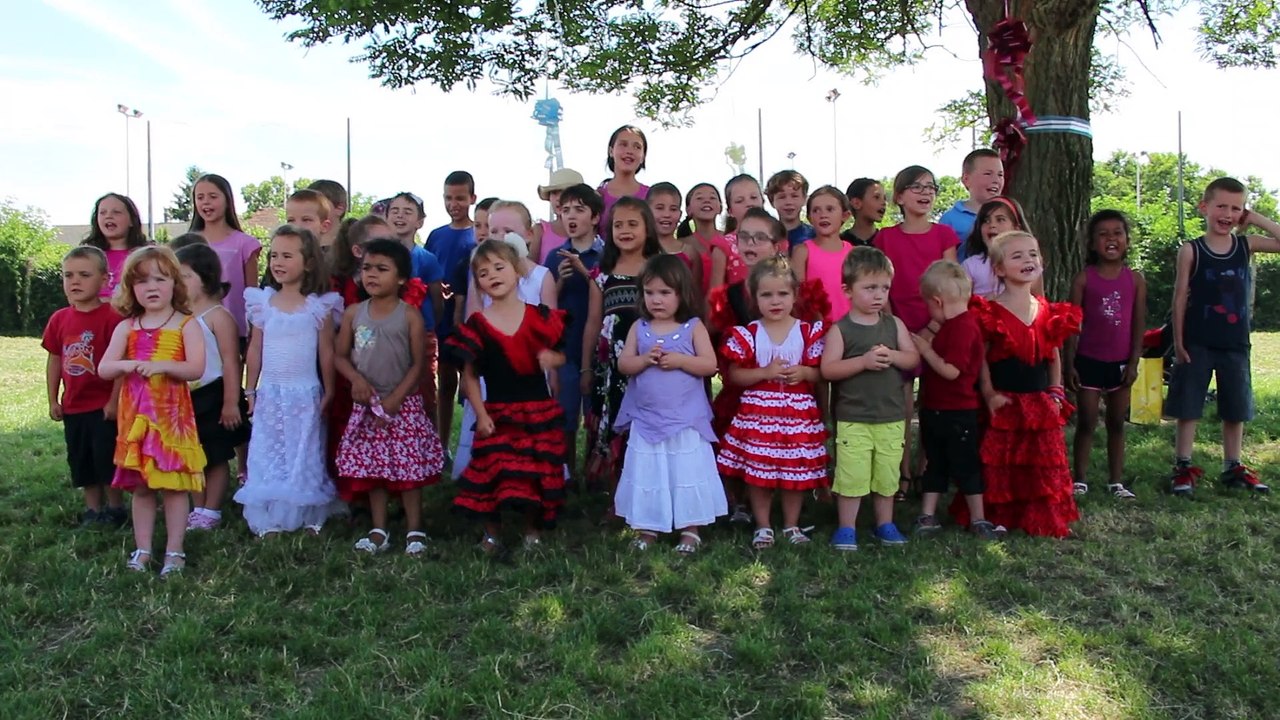 Les élèves de l'école Ste Marie des Champs de la Frette chantent "Gaston il y a le téléphon qui son"