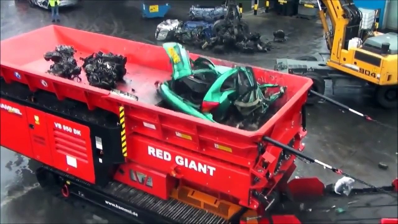 WOW！That machine just ate a car!!!