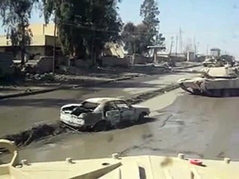 Un tank roule sur une voiture piégée