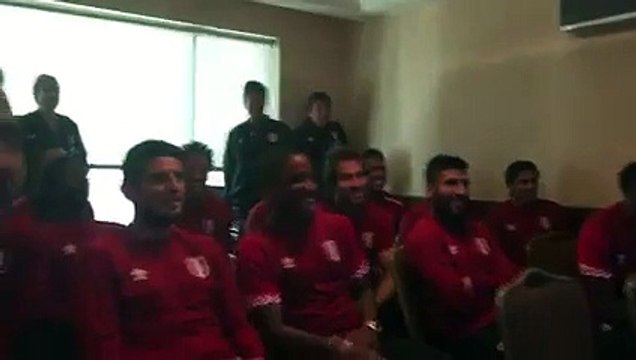 Selección peruana: plantel de Perú vio la versión 'bloqueo, bloqueo' de Advíncula (VIDEO)