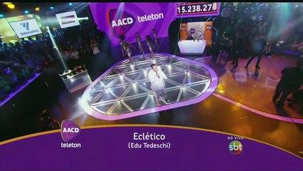 Com o pé quebrado, Tiago Abravanel canta "Eclético" no Teleton 2014