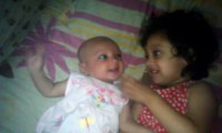 نورِ سحر اپنی بہن سے کھیلتے ہوئے