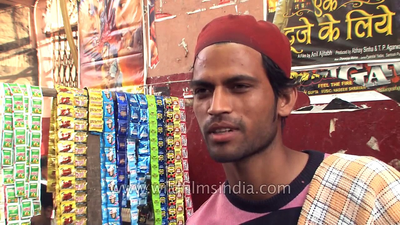 Cleaning ear with pins - It happens only in India