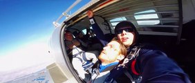 Un homme terrifié par l'altitude saute d'un avion en vol - maitrise ta peur