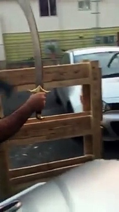 Couper une pastèque avec un sabre... Et casser la table