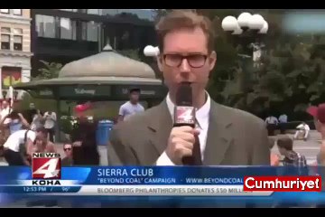 Canlı yayında eylemciler sunucunun pantolonunu indirdi