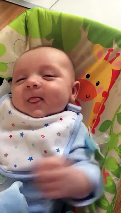 Moment incroyable bébé 7 semaines dit clairement « HELLO ! Regardez jusqu'à la fin !