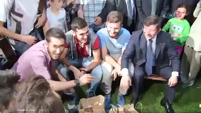 Başbakan Davutoğlu horon tepti