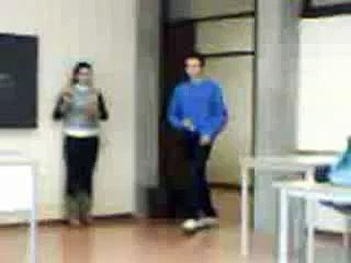 Entra in classe e si tira giù i pantaloni davanti alla prof!