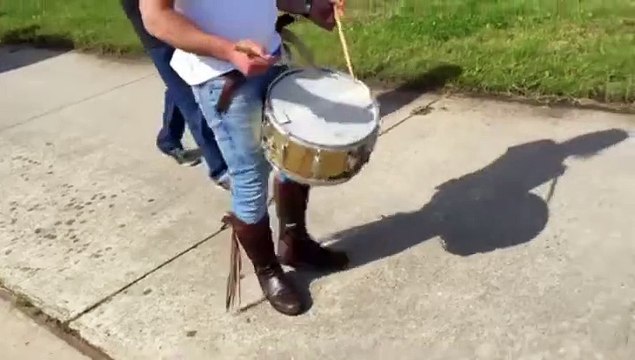 Plechtige rouwstoet tijdens demonstratie tegen gaswinning bij Blijham - RTV Noord