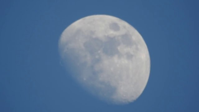 Ouf : Zoom x83 sur la lune avec le Coolpix P900