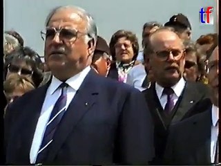 Helmut Kohl und Lothar Späth singen die Deutsche Nationalhymne, 16.06.1990.