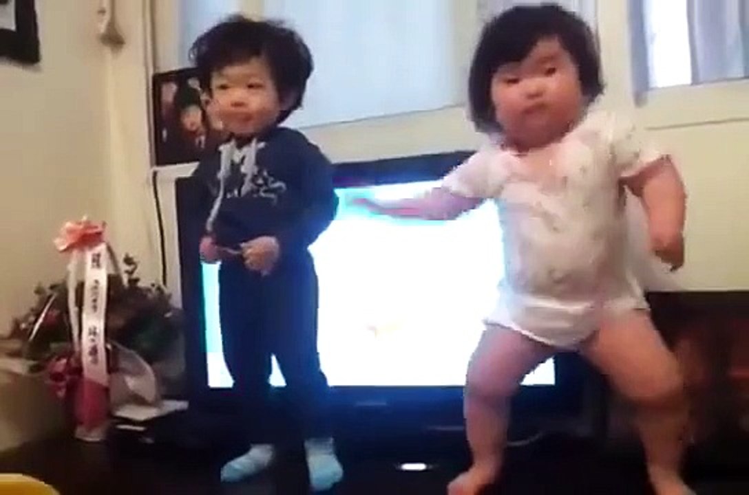 2 bébés joufflus danseurs