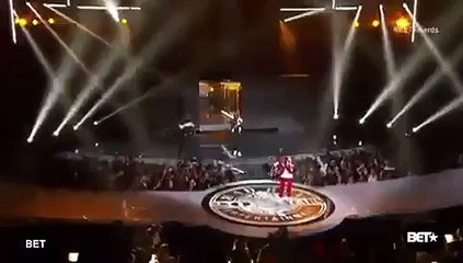 P. DIDDY tombe lors d'un show sur scène aux BET Awards