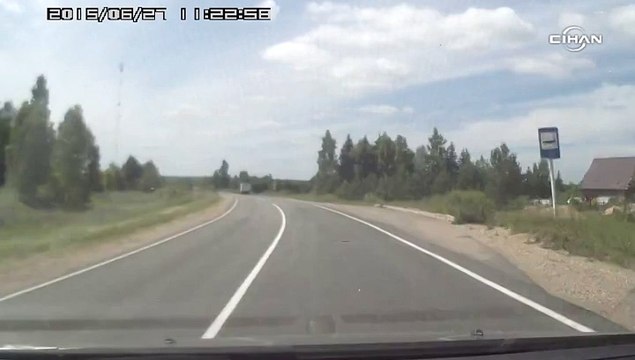 Otomobil ile çarpışan kamyon böyle alev aldı