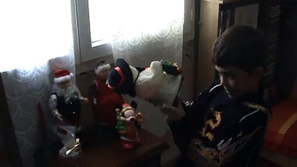 2007-12-Dylan et les personnages de Noel (2)