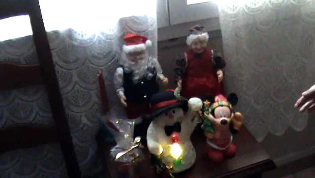 2007-12-Dylan et les personnages de Noel (3)