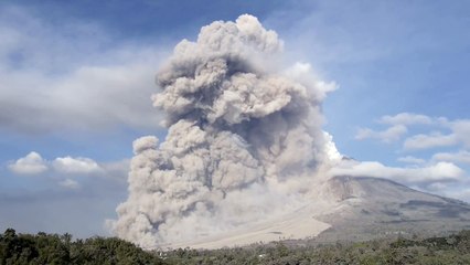 Sinabung: pyroclastic flows with twister and volcanic lightning