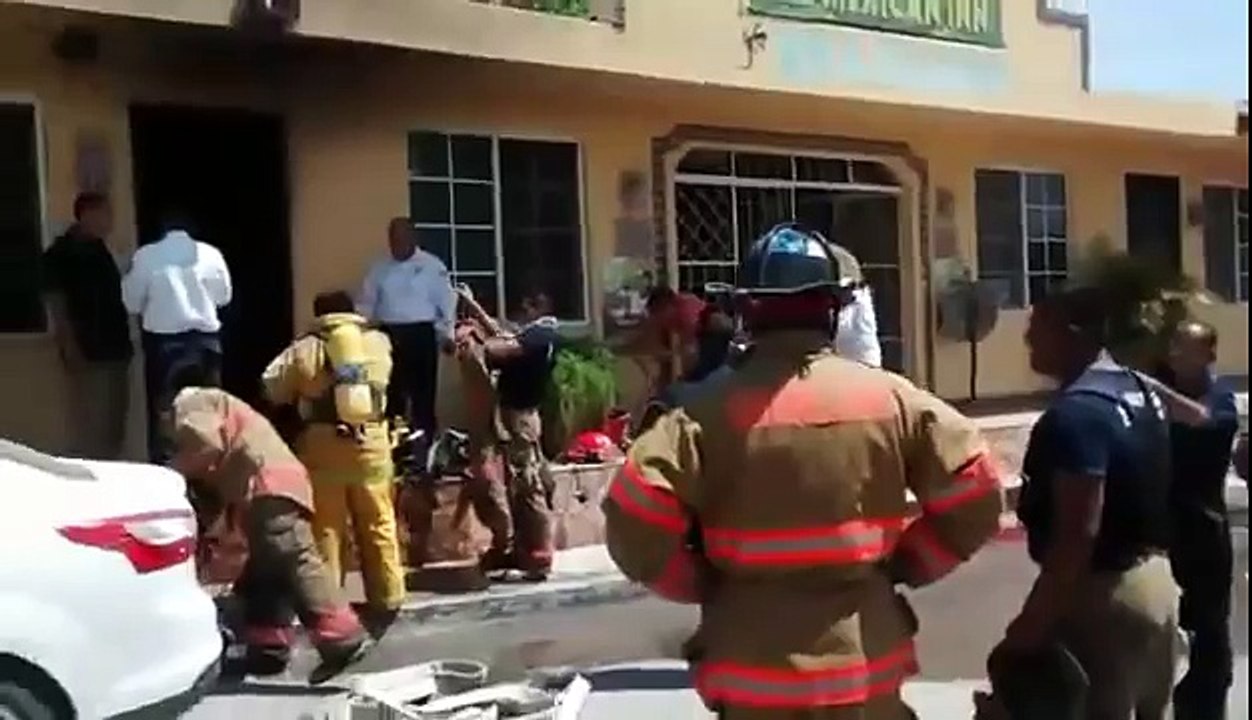 Des pompiers doivent se déshabiller pour montrer qu'ils n'ont rien volé dans l'hotel qu'ils viennent de sauver