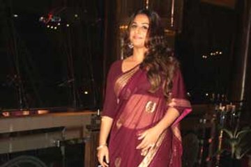 Vidya honored by Maharashtra CM for contribution to Hindi cinema