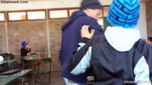 JUGANDO A LAS PELEAS DE CABALLOS EN EL SALON DE CLASES DE LA ESCUELA EN LUJAN DE CUYO ARGENTINA JUNIO 2015