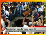 Venezuela, Opositores estudiantes manchan Bandera Nacional con sangre animal en Valencia Carabobo