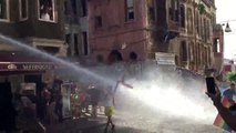 Manifestant à la gay pride turc reçoit un jet de canon à eau (Istanbul)
