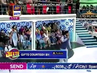 ایک موٹرسائیکل کے لالچ میں اس حد تک گر کر اپنا تماشہ بنوانا