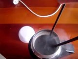 Plonger une balle de ping-pong dans de l'azote liquide