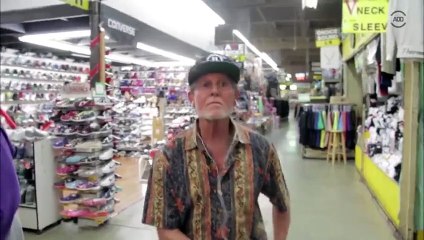 Un vieux et une black improvisent une petite danse dans un supermarché