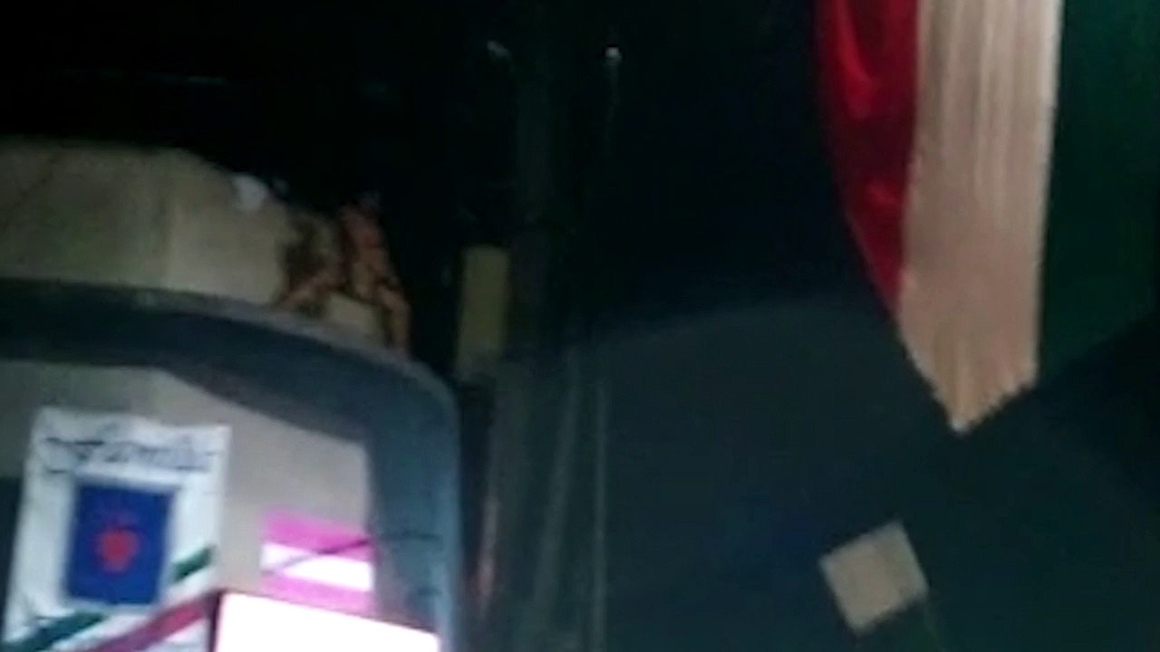 Homem dança em marquise de cueca em frio de Santa Teresa