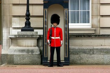 Un garde de la Reine d'Angleterre perd son sang-froid - ZAPPING ACTU DU 29/06/2015