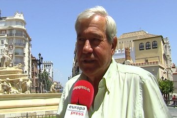 Sevillanos y turistas hacen frente a la subida del mercurio