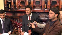 Di Battista e Sibilia spiegano ai giornalisti la questione sulla corruzione ENI