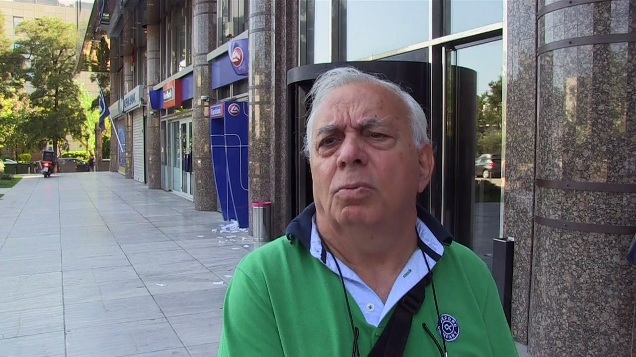 Bancos gregos amanhecem fechados